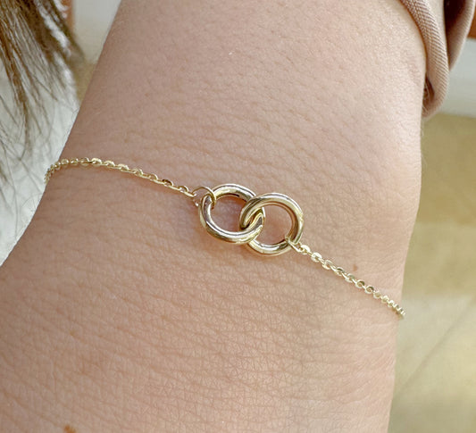 Gold Interlocking Circles Pendant Bracelet