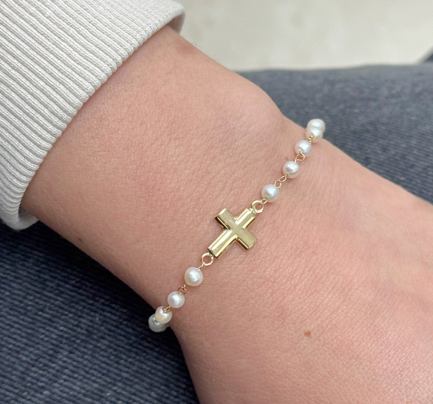 Wired Cross Charm Pearl Bracelet