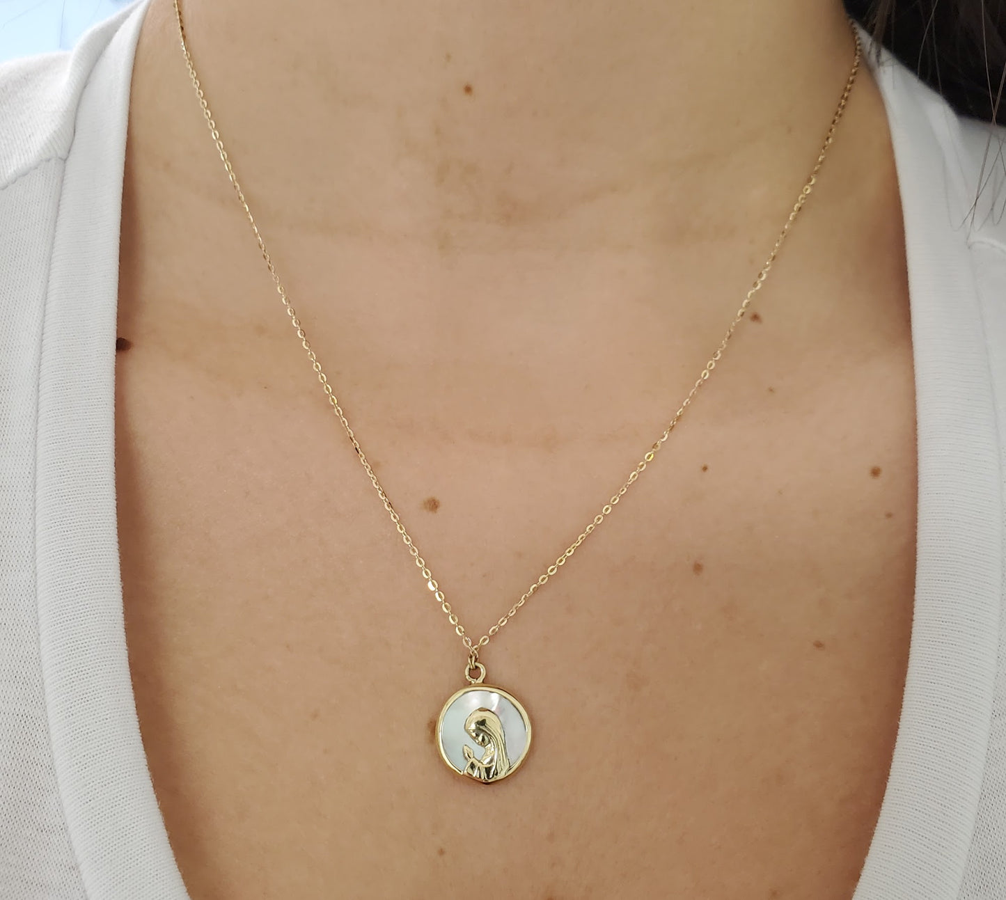 Round Mother of Pearl Praying Virgin