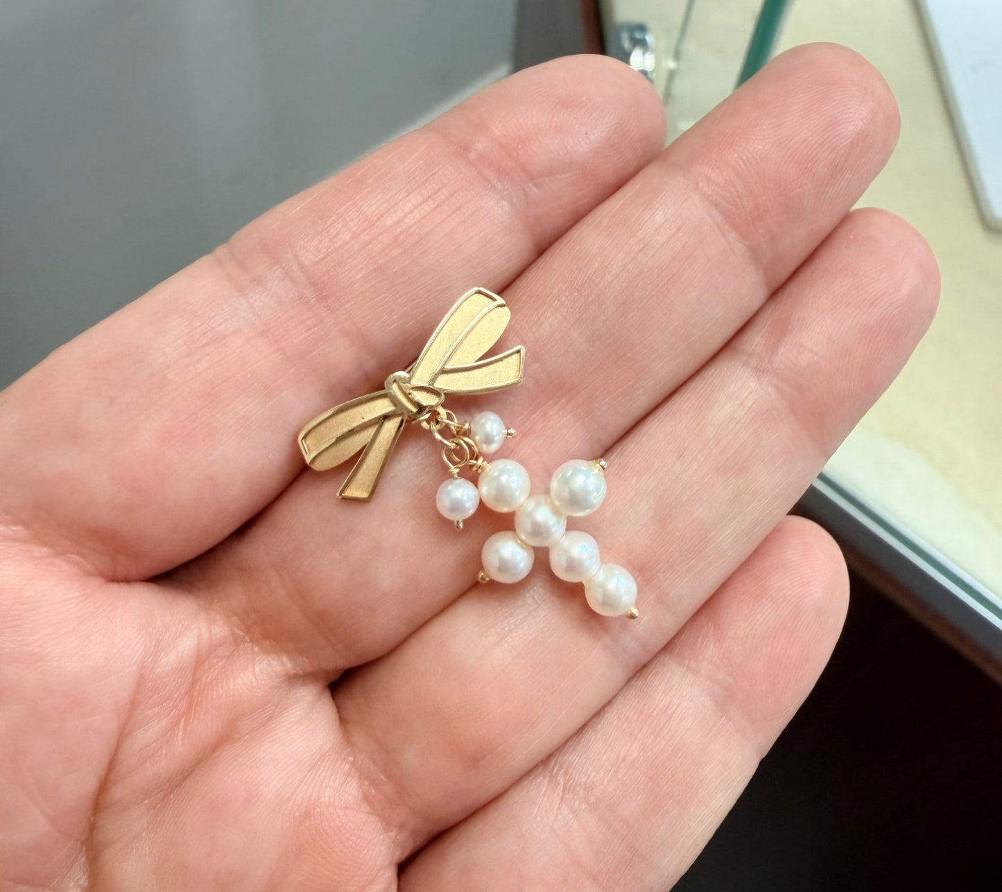 Bow Baby Pin with 18mm  Pearl Cross Dangle