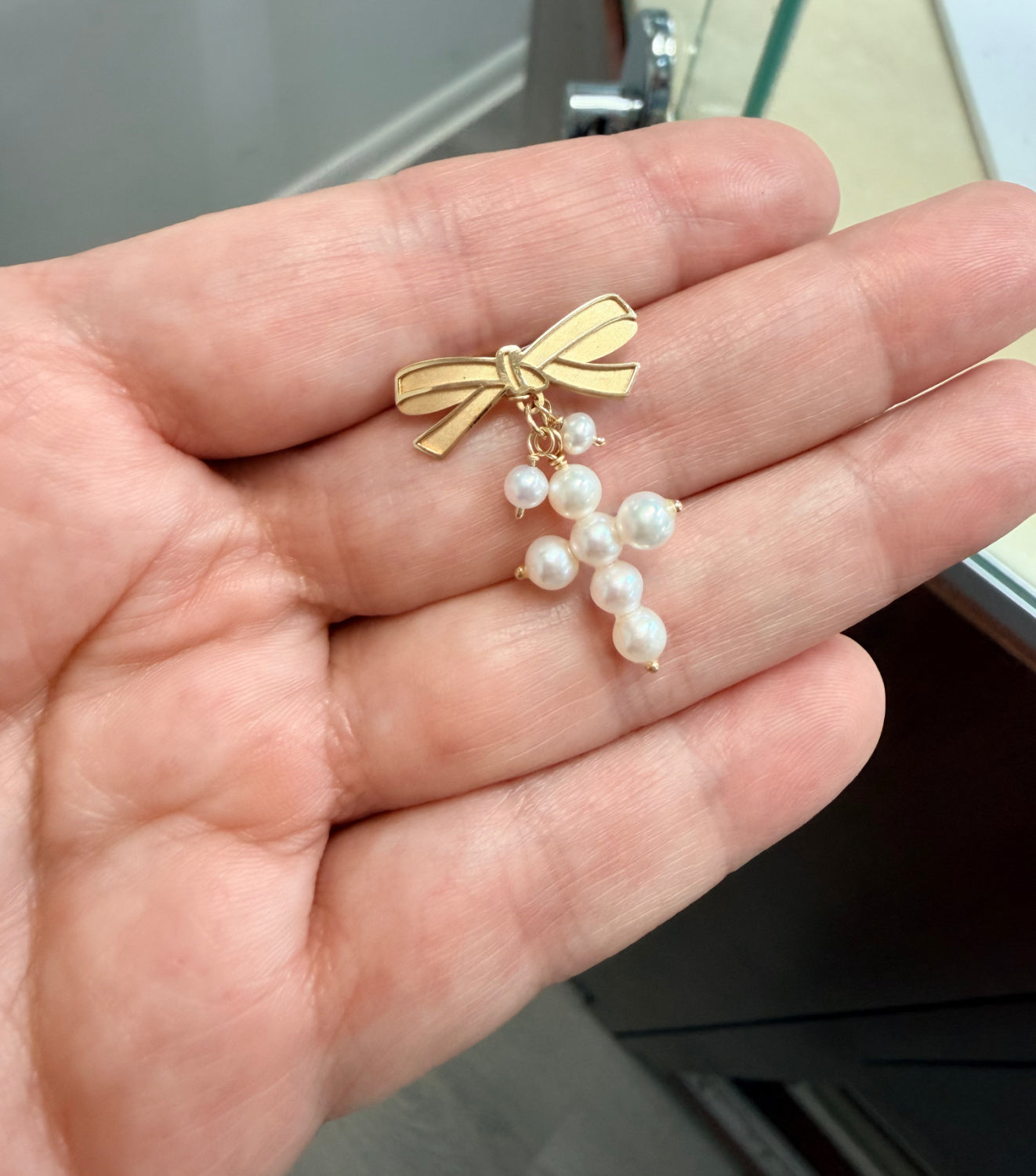 Bow Baby Pin with 18mm  Pearl Cross Dangle