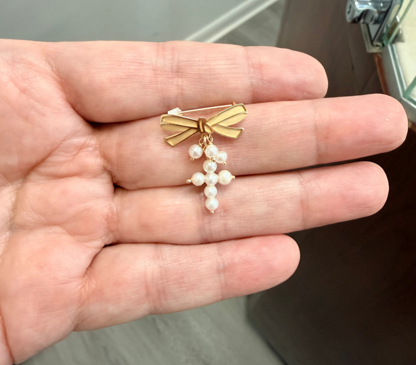 14K Yellow Gold Bow Baby Pin with 13mm Pearl Cross Dangle